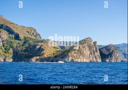 Küste von Amalfi Küste Blick vom Wasser mit etwas Boote kreuzen. Positano, Italien. Stockfoto