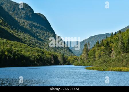 Fluss über den Wald in Jacques-Cartier National Park, Kanada an einem sonnigen Tag. Stockfoto