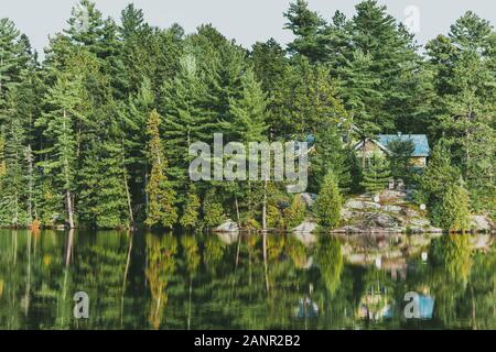 Haus in der Lakeside in Jacques-Cartier National Park, Kanada. Natur lifestyle Konzept. Stockfoto