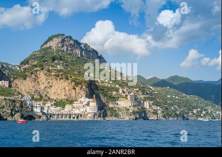 Segeln in der Nähe von Amalfi. Querformat von der Reiseflughöhe Boot zum Ufer. Küste von Amalfi, Italien. Stockfoto