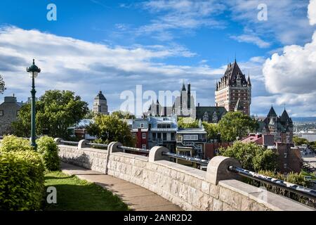 Stadtbild von Quebec an einem bewölkten Tag, mit Regenbogen im Hintergrund. Konzept für Reise und die Stadt. Kanada. Stockfoto