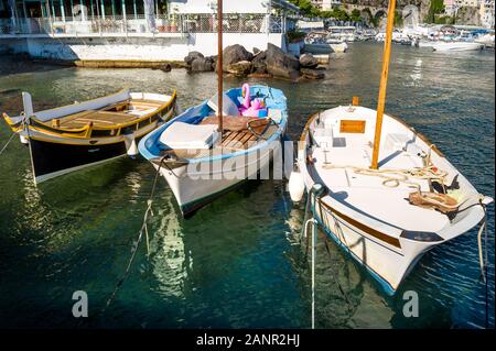 Alte Boote der lokalen Fishermans in Amalfi Marina. Italien Küste. Stockfoto