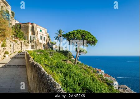 Alte Straße auf den Hügeln von Amalfi entfernt. Fußgänger Weg bove die Altstadt. Küste von Amalfi, Italien. Stockfoto