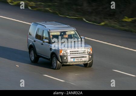 Y40SPL 2007 Land Rover Discovery Tdv6 Xs EIN silbernes Dieselauto 4x4, das auf der Autobahn M6 in der Nähe von Preston in Lancashire, Großbritannien fährt Stockfoto