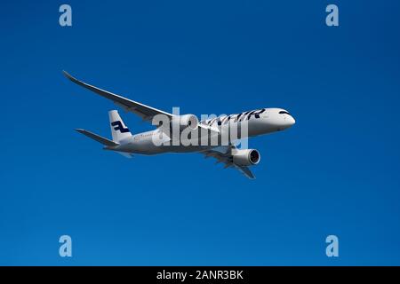 Helsinki, Finnland - 9. Juni 2017: Finnair Airbus A350 XWB Airliner auf blauen Himmel über Helsinki fliegen Kaivopuisto Air Show 2017 Stockfoto