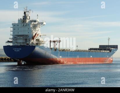 Das Containerschiff Louds Island wird hier am Great Harbor in Greenock aufgrund eines Abschwungs im Welthandel angelegt. Stockfoto