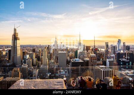 Manhattan, New York, NY, USA - 30. November 2019. New York City Architektur mit Skyline von Manhattan in der Abenddämmerung von der Spitze des Felsens, Rockefeller Center. Stockfoto