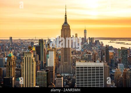 Manhattan, New York, NY, USA - 30. November 2019. New York City Architektur mit Skyline von Manhattan in der Abenddämmerung von der Spitze des Felsens, Rockefeller Center. Stockfoto