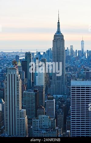 Manhattan, New York, NY, USA - 30. November 2019. New York City Architektur mit Skyline von Manhattan in der Abenddämmerung von der Spitze des Felsens, Rockefeller Center. Stockfoto