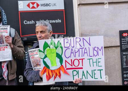 London, Großbritannien. 18. Januar 2019. Die Demonstranten protestieren vor HSBC auf Oxford St wegen seiner Beteiligung an der Plünderung des Planeten, Menschen und Ressourcen. Erde sagen Nein zur Ausbeutung des Globalen Südens, den Imperialismus und die Zerstörung der Umwelt. Peter Marshall / alamy Leben Nachrichten Stockfoto