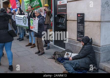 London, Großbritannien. 18. Januar 2019. Die Demonstranten protestieren vor HSBC auf Oxford St wegen seiner Beteiligung an der Plünderung des Planeten, Menschen und Ressourcen. Erde sagen Nein zur Ausbeutung des Globalen Südens, den Imperialismus und die Zerstörung der Umwelt. Peter Marshall / alamy Leben Nachrichten Stockfoto