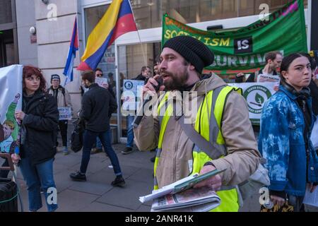 London, Großbritannien. 18. Januar 2019. Die Demonstranten protestieren vor HSBC auf Oxford St wegen seiner Beteiligung an der Plünderung des Planeten, Menschen und Ressourcen. Erde sagen Nein zur Ausbeutung des Globalen Südens, den Imperialismus und die Zerstörung der Umwelt. Peter Marshall / alamy Leben Nachrichten Stockfoto