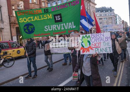 London, Großbritannien. 18. Januar 2019. Demonstranten aus Erde März über die Oxford St für eine Reihe von Protesten außerhalb der Banken und Geschäfte in die Ausbeutung des Globalen Südens beteiligt und die Zerstörung der Umwelt. Peter Marshall / alamy Leben Nachrichten Stockfoto