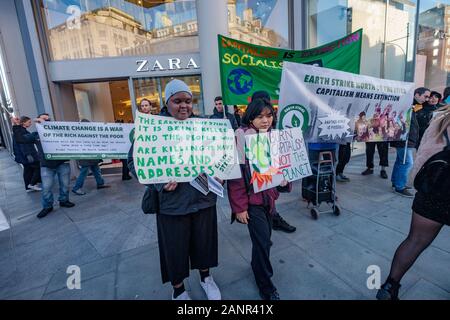 London, Großbritannien. 18. Januar 2019. Erde Protest außerhalb Modehaus Zara in der Oxford Street wegen seiner Beteiligung an der Plünderung des Planeten, Menschen und Ressourcen. Die Modeindustrie ist der zweitgrößte Geber des globalen Umweltverschmutzung. Erde sagen Nein zur Ausbeutung des Globalen Südens, den Imperialismus und die Zerstörung der Umwelt. Peter Marshall / alamy Leben Nachrichten Stockfoto