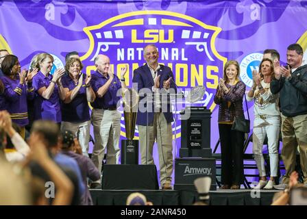 Baton Rouge, LA, USA. 18 Jan, 2020. Louisiana Governor John Bel Edwards betritt die Bühne während der LSU College Football nationale Meisterschaft Feier am Pete Maravich Assembly Center in Baton Rouge, LA. Jonathan Mailhes/CSM/Alamy leben Nachrichten Stockfoto