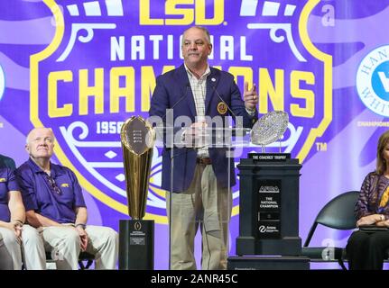 Baton Rouge, LA, USA. 18 Jan, 2020. Louisiana Governor John Bel Edwards betritt die Bühne während der LSU College Football nationale Meisterschaft Feier am Pete Maravich Assembly Center in Baton Rouge, LA. Jonathan Mailhes/CSM/Alamy leben Nachrichten Stockfoto