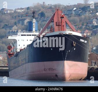 Der liberianisch registrierte Massengutfrachter Yeoman Bank im Inchgreen-Dock in Greenock für Not-Bugstrahlruder-Reparaturen. Stockfoto