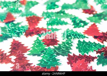 Weihnachten (Neues Jahr, saisonal) rot und grün Konfetti Tannenbaum geformt, kann als Hintergrund verwendet werden Stockfoto