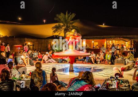 Touristen und Besucher erleben Sie die Beduinen Tour am traditionellen Beduinen Camp nach dem einmaligen Wüstensafari in Dubai, Vereinigte Arabische Emirate. Stockfoto