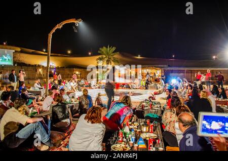 Touristen und Besucher erleben Sie die Beduinen Tour am traditionellen Beduinen Camp nach dem einmaligen Wüstensafari in Dubai, Vereinigte Arabische Emirate. Stockfoto