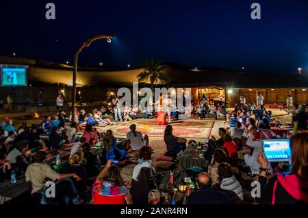 Touristen und Besucher erleben Sie die Beduinen Tour am traditionellen Beduinen Camp nach dem einmaligen Wüstensafari in Dubai, Vereinigte Arabische Emirate. Stockfoto