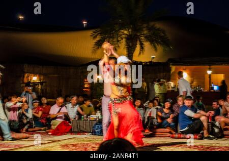 Touristen und Besucher erleben Sie die Beduinen Tour am traditionellen Beduinen Camp nach dem einmaligen Wüstensafari in Dubai, Vereinigte Arabische Emirate. Stockfoto