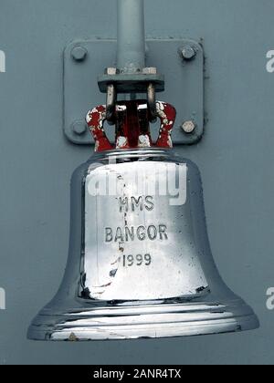 Die Schiffsglocke der "HMS Bangor M109", einem Minenjäger der Sandown-Klasse, der von der Royal Navy betrieben wird. Stockfoto