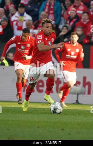 Mainz, Deutschland. 18 Jan, 2020. Fußball: Bundesliga, FSV Mainz 05 - SC Freiburg, 18. Spieltag im Opel Arena. Pierre Malong aus Mainz. Quelle: Thomas Frey/dpa - WICHTIGER HINWEIS: In Übereinstimmung mit den Vorschriften der DFL Deutsche Fußball Liga und der DFB Deutscher Fußball-Bund ist es untersagt, zu verwerten oder im Stadion und/oder aus dem Spiel genommen Fotografien in Form von Bildern und/oder Videos - wie Foto serie genutzt haben./dpa/Alamy leben Nachrichten Stockfoto