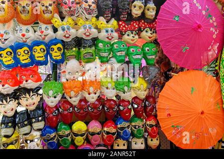 Während des Karnevals ermöglichen aufwendige Kostüme und Masken den Menschen, ihre Alltagstauglichkeit abzulegen und ein verstärktes Gefühl der sozialen Einheit zu erleben Stockfoto