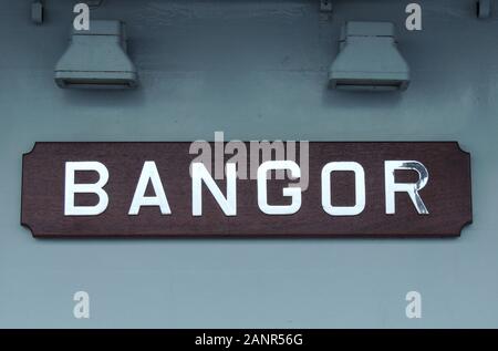 Das Schiffsplakette der von der Royal Navy betriebenen Minenjäger der Sandown-Klasse, HMS Bangor M109. Stockfoto