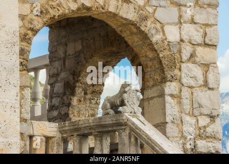 Einige Blick auf die Insel die Kirche Unserer Lieben Frau von den Felsen (Gospa od Skrpjela) Nahe Perast in der Bucht von Kotor. Montenegro Stockfoto