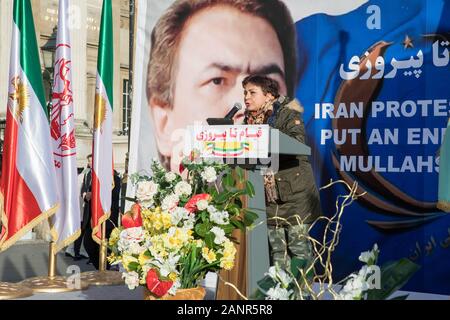 Westminster, London, Großbritannien. 18. Januar 2020. Laila Jazayeri, Direktor Verband der Anglo-Iranian Frauen in Großbritannien Adressen die Demonstranten auf dem Trafalgar Square. Die anglo-iranian Gemeinschaften im Vereinigten Königreich und Unterstützer des Nationalen Widerstandsrats Iran (NWRI) Proteste gegen Irans Regime und seine revolutionäre Garde Corps (IRG). Die Aktivisten fordern die britische Regierung zu erkennen und die demokratischen Bestrebungen des iranischen Volkes zurück für einen demokratischen Wandel im Iran. Stockfoto