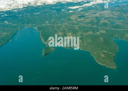 Blick aus dem Flugzeug Fenster Sitz von Neufundland land und den Atlantischen Ozean. Stockfoto