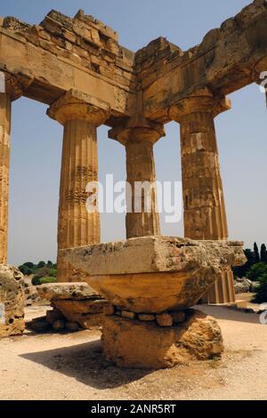 Tempel F im Archäologischen Park Selinunte, Sizilien, Italien.Selinunte war eine der wichtigsten griechischen Kolonien auf Sizilien. Stockfoto