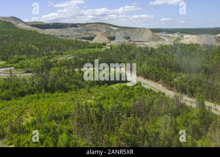 Blick aus dem Flugzeug Fenster Sitz von Neufundland land und den Atlantischen Ozean. Stockfoto