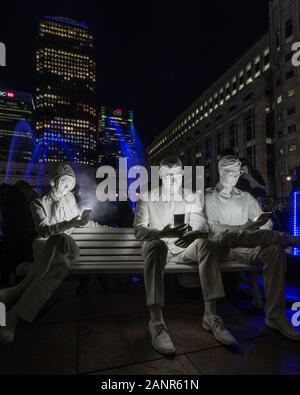 London, England, Großbritannien - 18. Januar 2020: Absorbiert durch Licht durch Gali May Lucas Kunstinstallation bei Winter Lights 2020 Canary Wharf in London. Stockfoto