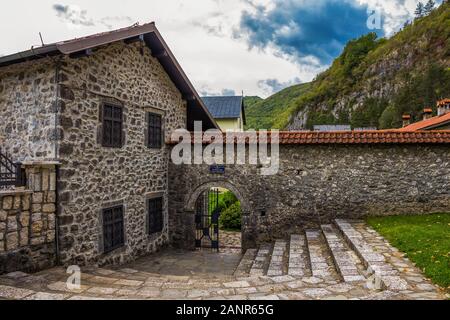 Innenhof und die Kirche Maria Himmelfahrt in Serbisch-orthodoxe Kloster (Kloster) Moracha in Montenegro, in 1252 gegründet, Rascian Stil Stockfoto