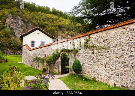 Innenhof und die Kirche Maria Himmelfahrt in Serbisch-orthodoxe Kloster (Kloster) Moracha in Montenegro, in 1252 gegründet, Rascian Stil Stockfoto