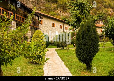 Innenhof und die Kirche Maria Himmelfahrt in Serbisch-orthodoxe Kloster (Kloster) Moracha in Montenegro, in 1252 gegründet, Rascian Stil Stockfoto