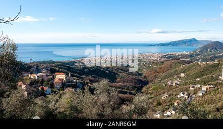 Blick auf die Bucht von Tigullio Chiavari Lavagna Cogorno, und Portofino - Ligurisches Meer - Italien Stockfoto