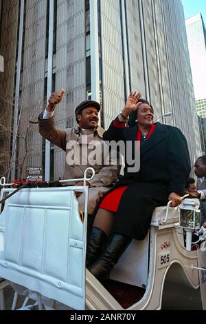 Coretta Scott King und Reverend Jesse Jackson winken den Massen während eines Martin Luther King, Jr. Day Parade in Atlanta, Georgia in den 80er Jahren. Stockfoto