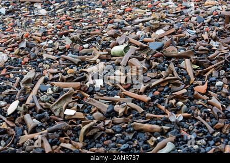 Der Tide line Auf der Themse vorland ist mit alten Knochen, Kreide, Ziegel und Kohle gekennzeichnet. London, Großbritannien Stockfoto