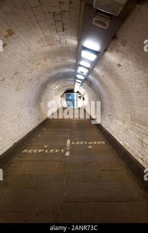 Innenraum der Greenwich Foot Tunnel, London, England. Stockfoto