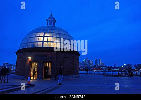 Der Eingang Kuppel der Greenwich Foot Tunnel leuchtet im Winter Twilight, London. Stockfoto