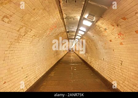 Innenraum der Greenwich Foot Tunnel, London, England. Stockfoto