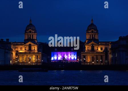 Royal Naval College in Greenwich, fotografiert in der Nacht von Insel Gärten, über die Themse. Das Queen's House leuchtet mit Rosa und Lila. London, E Stockfoto