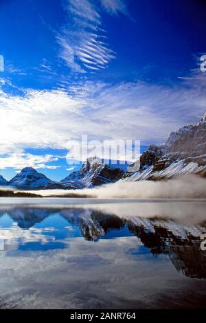 Früh morgens Nebel auf Bow Lake, Banff National Park, Alberta, Kanada Stockfoto