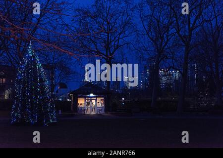 Island Gardens Cafe bei Dämmerung, Isle of Dogs in London, England. Stockfoto