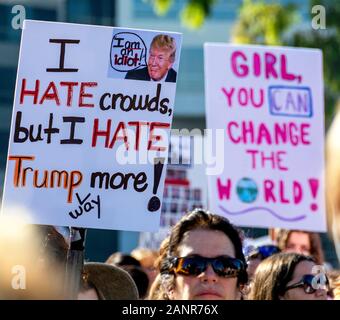 Ein Aktivist der März 2020 Orange County Frauen hält eine "Trumpf" Zeichen Hass, während ein anderer Aktivist hält ein Zeichen für Girl Power. Stockfoto