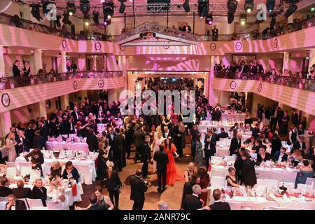 München, Deutschland. 18 Jan, 2020. Gäste Tanz an der Deutsche Filmball im Bayerischen Hof. Credit: Ursula Düren/dpa/Alamy leben Nachrichten Stockfoto